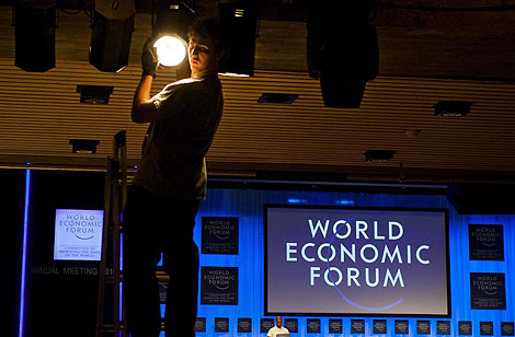 Un tcnico prepara un foco en la vspera del arranque del Foro de Davos. | AFP