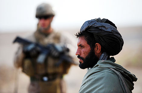 Un soldado estadounidense custodia a un talibn. | AFP