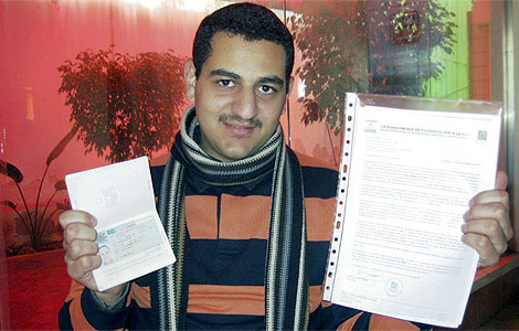 El joven palestino AymanQader muestra sus papeles para entrar en España. | Efe