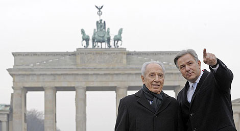 El alcalde de Berln, Wowereit (dcha.), ensea la ciudad a Peres. | Ap
