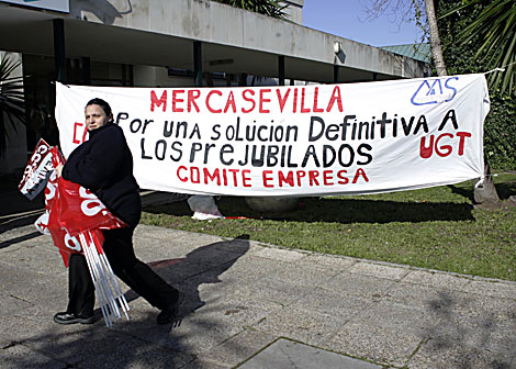 Protesta de los prejubilados a la entrada de las oficinas de Mercasevilla. | J. Morn