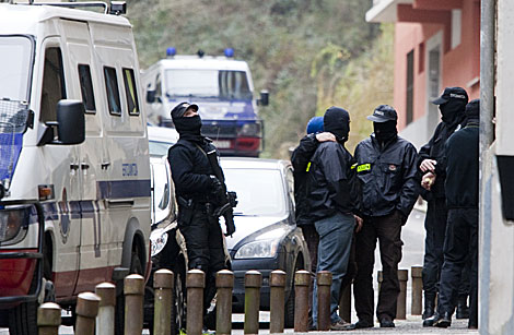Agentes de la Ertzaintza durante el regustro y las detenciones en Ondarroa. | Iaki Andrs