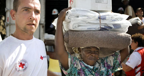 Un cooperante de Cruz Roja en Hait. | Afp
