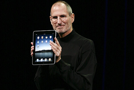 Steve Jobs presentando su nuevo 'juguete', el iPad. | Afp