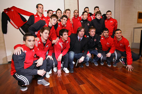Filippo Galli, junto a algunos de los miembros del Milan Academy vila. | Ricardo Muoz