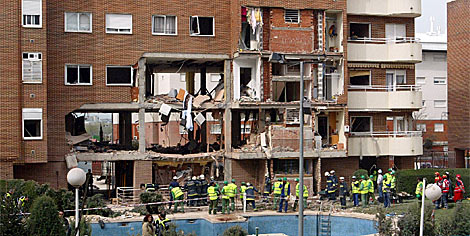 Fachada del bloque de pisos de Legans tras la explosin suicida. | Antonio Heredia