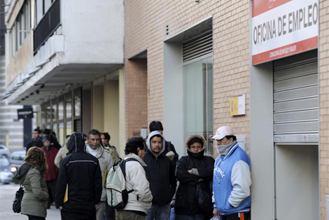 Desempleados hacen cola a las puertas de una oficina del INEM.| B. Díaz