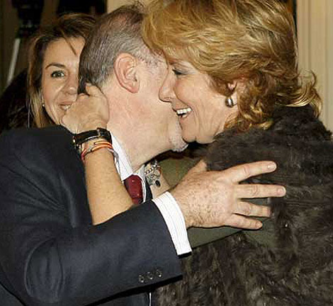Aguirre besa a Rato, tras ser nombrado presidente de Caja Madrid. | Efe