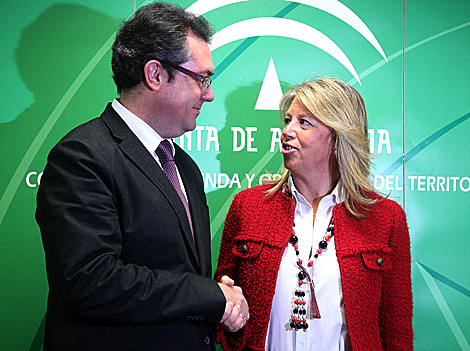 El consejero Espadas y la alcaldesa de Marbella se estrechan las manos. | Fernando Ruso