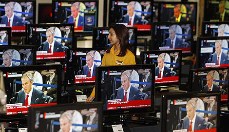 Tony Blair, reflejado en las televisiones de una tienda. | Reuters