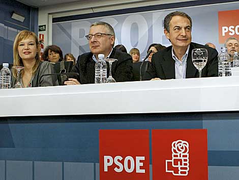 Zapatero, junto a Blanco y Pajín, en el Comité Federal. | Efe