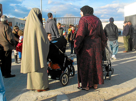 Dos mujeres musulmanas pasean por Cunit.| J. Antonio
