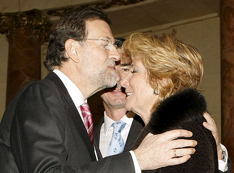 Rajoy saluda a Aguirre durante un acto. | Efe