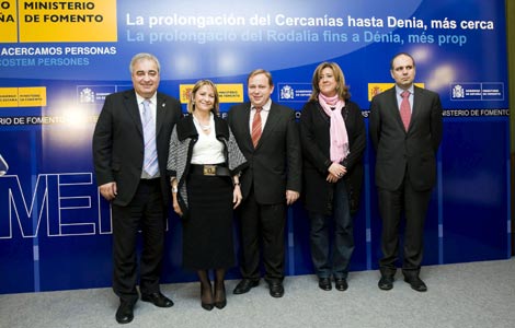 Los alcaldes de Ganda, Dnia y Oliva, junto a la secretaria de Infraestructuras. | ELMUNDO.es