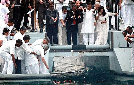Luces tras una estatua de Gandhi en el 62 aniversario de su muerte.| AFP