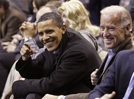 Obama, junto Joe Biden en un partido de baloncestos en Washington. | AP