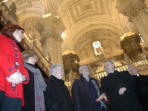 El presidente andaluz, en el centro, observando el interior de la Catedral de Jaén. | M. Cuevas