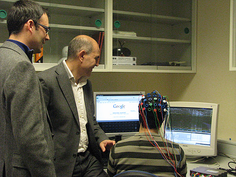 Los investigadores de la UMH y un alumno durante la simulación. |E.M.
