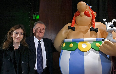 El artista del cómic Asterix y Obelix junto a la hija del otro creador, en el 50 aniversario de los personajes. | Reuters