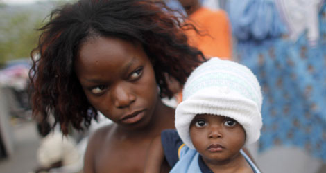 Una mujer con su beb en un campamento en Puerto Prncipe. | Reuters