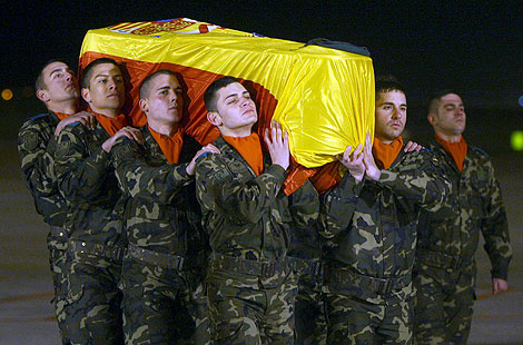 Varios soldados portan el féretro de su compañero fallecido. | Efe