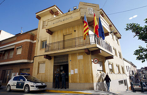 Ayuntamiento de Montroi custodiado por la Guardia Civil | Efe.