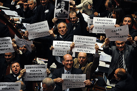 Diputados italianos protestan contra la aprobacin de la ley de impunidad de Berlusconi. | Afp