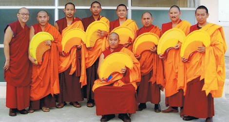 Los monjes tibetanos que participan en el Tour. | ELMUNDO.es