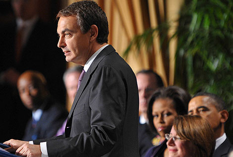 Zapatero, con los Obama durante su intervencin. | Afp