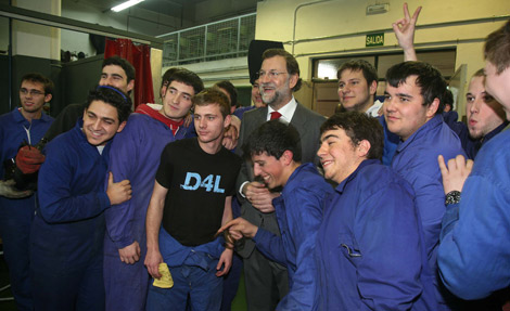 Rajoy posa con los alumnos del centro de FP Juan de Herrera, de Valladolid. | Ical