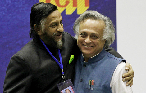 Pachauri (I) abraza al ministro de Medio Ambiente indio, Jairam Rames, en Nueva Delhi. | AP
