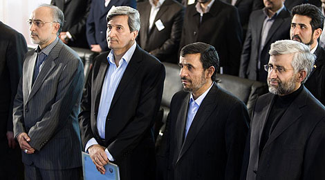 Salehi (primero por la izda.) y Ahmadineyad (tercero por la izda.), en Tehern. | Reuters