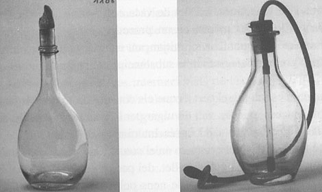 Dos biberones de cristal del s.XIX conservados en el Museo Municipal de Fcam