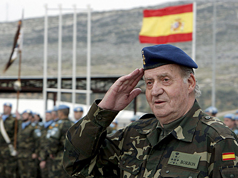 El Rey pasando revista a las tropas españolas en el Líbano. | Efe