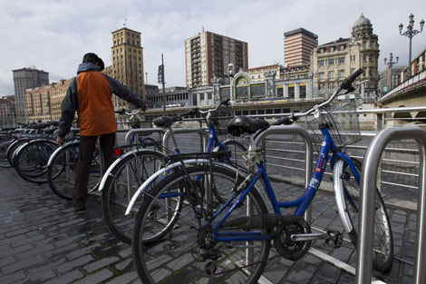 Bicicletas de prstamo municipal en la plaza Arriaga de Bilbao. | Mitxi