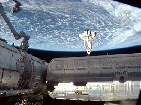 El trasbordador, cerca de la ISS. | Reuters