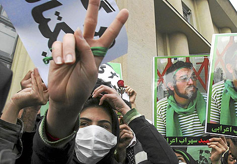 Estudiantes iranes protestan en las calles de Tehern contra Ahmadineyad. | Reuters