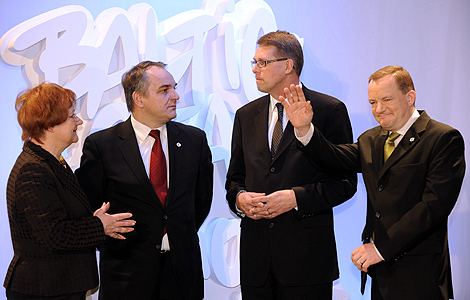La presidenta finesa, Tarja Halonen (i); el polaco Waldemar Pawlak; el primer ministro fins, Matti Vanhanen e Ilkka Herlin durante la inauguracin de la cumbre. | AP
