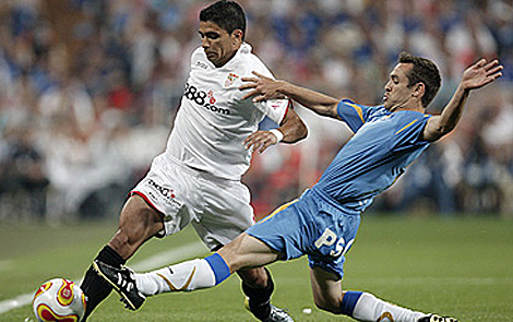 Renato, hostigado por Nacho en la final de Copa de 2007. | Efe
