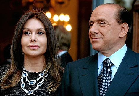 El primer ministro italiano y su ex mujer, Veronica Lario, en 2004. | AP