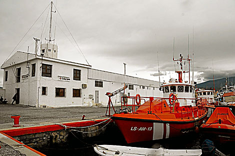 Imagen del puerto de Motril. Al fondo, a la derecha, el almacn utilizado por la Polica. | J.G.H.