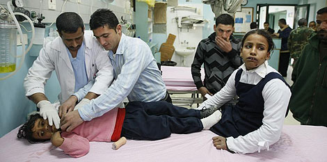 Las dos pequeas heridas con metralla reciben atencin en un hospital de Gaza. | Afp