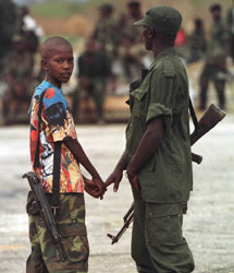 Un nio, soldado rebelde congoleo, da la mano a un soldado en Kindu. | Ap