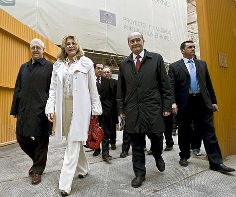 La baronesa Thyssen-Bornemisza junto al alcalde de Mlaga, Francisco de la Torre, y el conservador jefe del museo Thyssen de Madrid (izda). | Efe