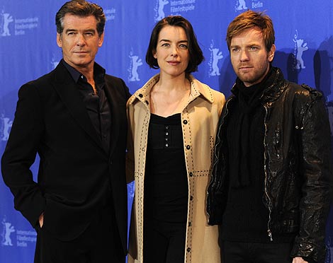 Pierce Brosnan, Olivia Williams y Ewan McGregor en la presenatcin de 'The Ghost Writer' en Berln. | Afp