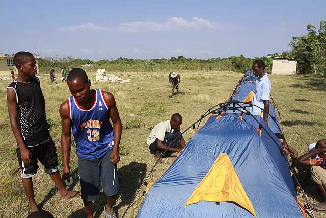 Haitianos y miembros de Madrid Rumbo Al Sur instalan campamento en Leogane. | Jos Luis Cuesta