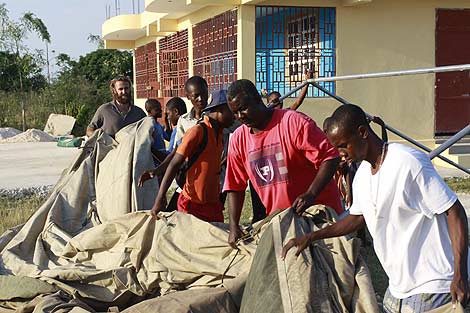 Haitianos y miembros de Madrid Rumbo Al Sur instalan campamento en Leogane. | J. L. C.