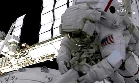 El astronauta Robert Benhken trabaja en el nuevo mdulo Tranquility. | Reuters
