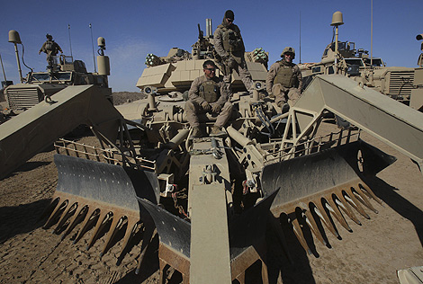 Marines estadounidenses en un tanque 'ABV' cerca de Marjah, en Afganistn. | AP