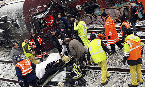 Los equipos de rescate ayudan a los heridos en el accidente cerca de Hal. | AP